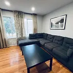 Private Upstairs Unit Near Balt City John Hopkins
