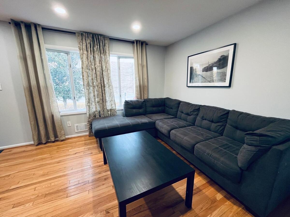 Private Upstairs Unit Near Balt John Hopkins Apartment *